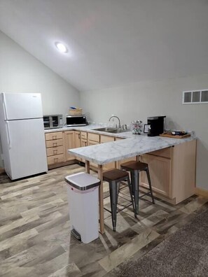 Réfrigérateur, micro-ondes, four, cafetière/bouilloire