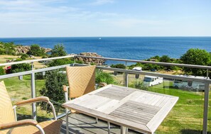 Outdoor dining - 2 bedroom lovely apartment in Gudhjem (Gudhjem)