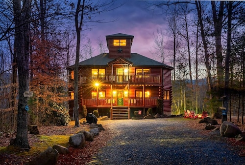 Winter & Spring Sales! Family Cabin, Heated Pool, Hot Tub & Theater