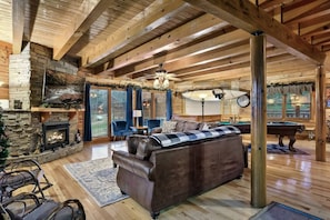 Smart TV, fireplace, video games, DVD player - Smoky Cabin Private Indoor Hot Pool, Hot Tub, Theater, Rafting & Tubing 15 Min!! (Cosby)