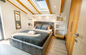 4 bedrooms, free WiFi, bed sheets - Amazing home in Split with sauna (Split)