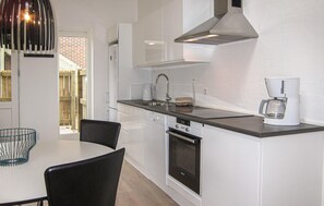 ثلاجة، موقد طهي مسطح، غسالة أطباق