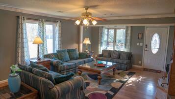 TV connectée, cheminée, lecteur de DVD, médiathÚque