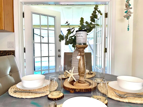 Dining - Cozy Poolside Oasis- very private, heated pool, 7min to beach-2 King beds (Venice)