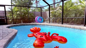 Una piscina interior con un juguete inflable de animal de color rojo.