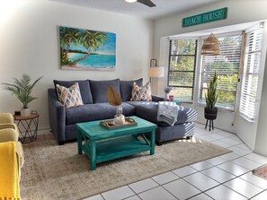 Smart TV, books - Cozy Poolside Oasis- very private, heated pool, 7min to beach-2 King beds (Venice)