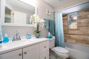 Combined shower/bathtub, hair dryer, towels - Beach-Vibes Largo Home – 3BR Sleeps 8 - Short Drive to the Beach! (Largo)