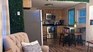 Smart TV, chimenea y libros