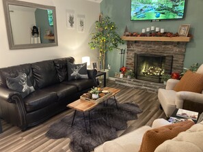 Smart TV, chimenea y libros