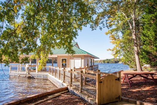 “MEMORY MAKER”- Lake House at Hyco Lake with a Private Boathouse