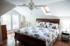 5 bedrooms, desk, travel cot, free WiFi - “MEMORY MAKER”- Lake House at Hyco Lake with a Private Boathouse (Leasburg)