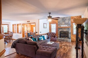 Smart TV, table tennis, computer monitors - “MEMORY MAKER”- Lake House at Hyco Lake with a Private Boathouse (Leasburg)
