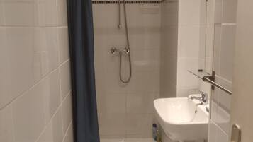 Doccia, asciugamani, sapone, shampoo