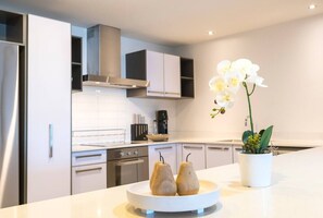 Fridge, microwave, oven, stovetop - Harbour Views at the Cayman (Mount Maunganui)