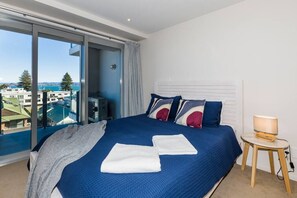 3 bedrooms, iron/ironing board, travel cot, WiFi - Harbour Views at the Cayman (Mount Maunganui)