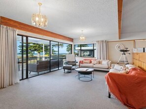 TV, Netflix, streaming services, stereo - The Waves Summary:<br>Lo (Mount Maunganui)