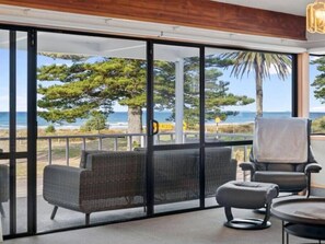 TV, Netflix, streaming services, stereo - The Waves Summary:<br>Lo (Mount Maunganui)