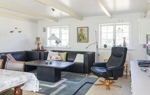 TV, fireplace, DVD player - Stunning home in Svaneke with kitchen (Svaneke)