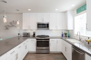Fridge, oven, stovetop, ice maker