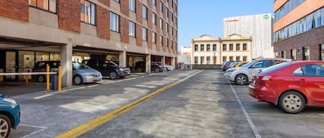 Un aparcamiento de varios niveles bajo un cielo despejado.