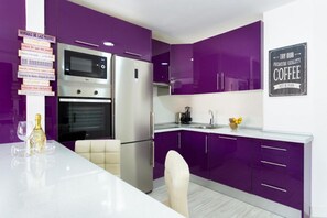 Een koelkast, een microgolfoven, een kookplaat