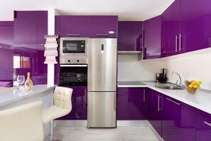 Frigorífico, microondas, placa de cocina y cafetera o tetera