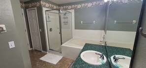 Bathtub, hair dryer, towels, soap - Private Pool Home Near the Parks (Davenport)