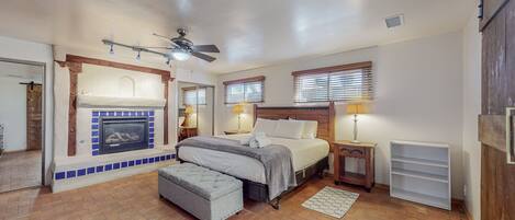 1 soverom, skrivebord, strykejern/-brett og reiseseng for barn