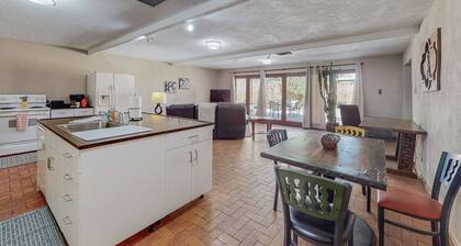 Special 50% off: UNM/ Knobhill 1King BR-Retreat