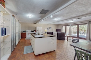 ثلاجة، ميكروويف، فرن، موقد طهي مسطح