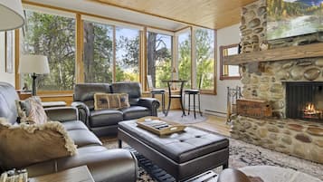 Smart TV, fireplace