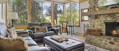 Een smart-tv en een open haard