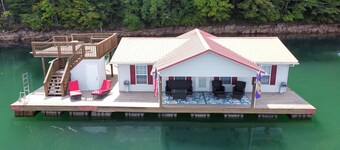 Three Bedroom FLOATING Home @Froggies/ Whitman Hollow Marina.  