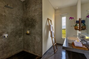 Familievilla | Badeværelse | Gratis toiletartikler, hårtørrer, håndklæder, Sæbe