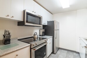 Fridge, microwave, oven, stovetop - Modern One Bed in Hoboken, Easy Access to NYC (Hoboken)