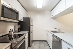 冰箱、微波炉、烤箱、炉灶