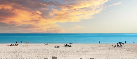Plage, chaises longues, serviettes de plage