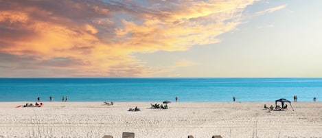 Strand | Nära stranden, solstolar och strandhanddukar