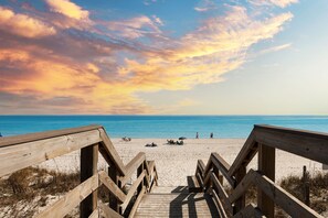 On the beach, sun loungers, beach towels - Emerald Shores: Steps from the Gulf, Navarre Beach (Navarre)