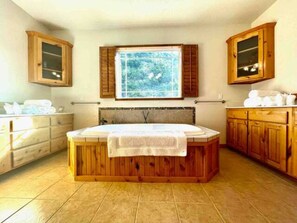 Bathtub, hair dryer, towels, soap - Unique Hill Country Chalet  (Canyon Lake)