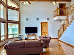 Smart TV, books - Unique Hill Country Chalet  (Canyon Lake)