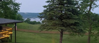 OFF SEASON SPECIAL! PRICES ARE SLASHED! 3br-2bth”4beds”house with arcade games!