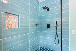 Ensemble baignoire-douche, séchoir à cheveux, serviettes fournies, savon