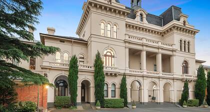 Gorgeous 2 Bedroom apartment in Historic Willsmere - with pool and pet friendly