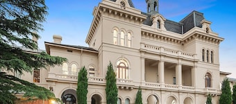 Gorgeous 2 Bedroom apartment in Historic Willsmere - with pool and pet friendly