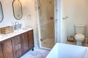 Bathtub, hair dryer, towels, soap - Luxury Antique Gem in Historic Downtown Ocala / WEC / HITS (Ocala)