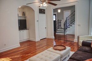 Smart TV, fireplace - Luxury Antique Gem in Historic Downtown Ocala / WEC / HITS (Ocala)