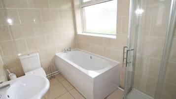 Combined shower/bathtub, towels