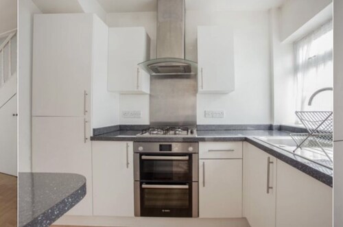 ENTIRE 3 BEDROOMS HOUSE TO YOURSELF,FREE PARKING.