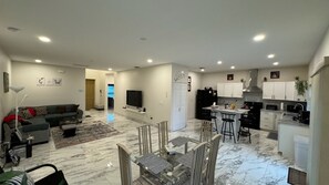 Smart TV - 5 Min From Sea New Built House (Englewood)